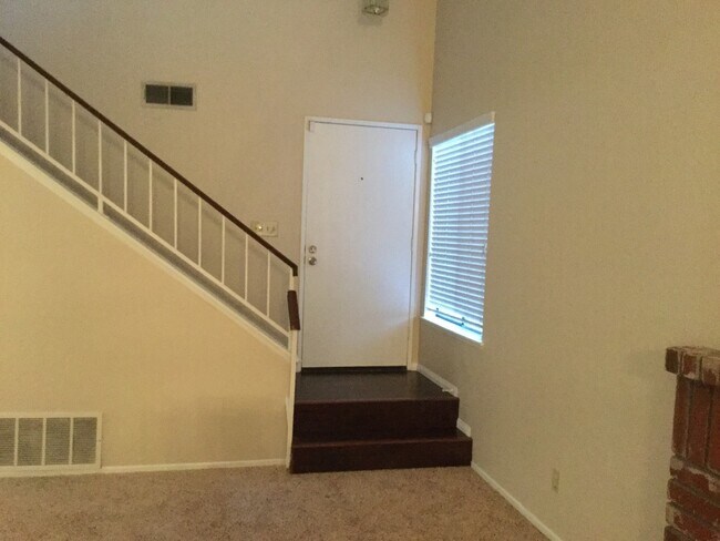 Building Photo - 2 Bedroom 2.5 Bathroom Condo in Canyon Crest