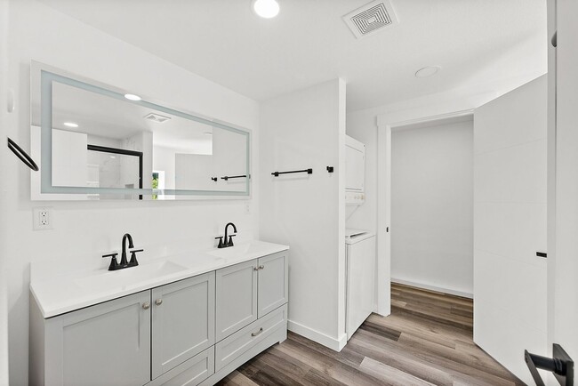 Building Photo - Renovated 3-Bed Rambler in Lakewood | Priv...