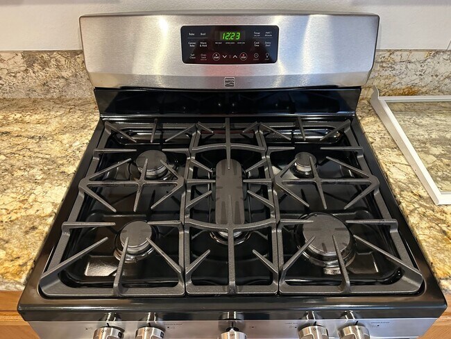 Building Photo - 3 Bedroom Townhouse!! in Gated Community!!...