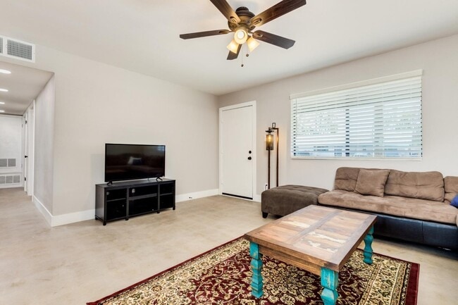 Building Photo - 16 W Geneva Dr