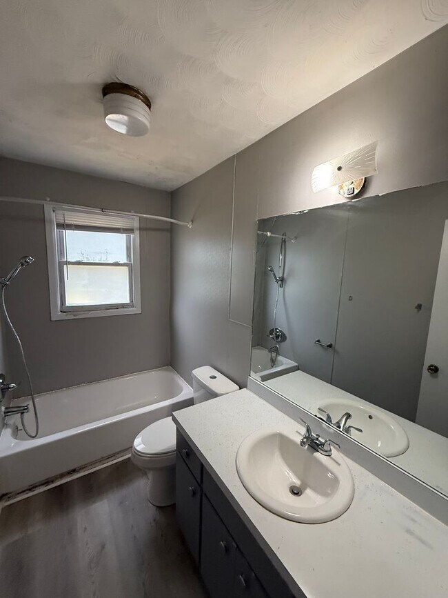Building Photo - 2 Bed / 1 Bath