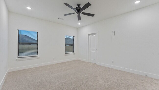 Building Photo - Charming 3-Bedroom Retreat with Cozy Fireplace