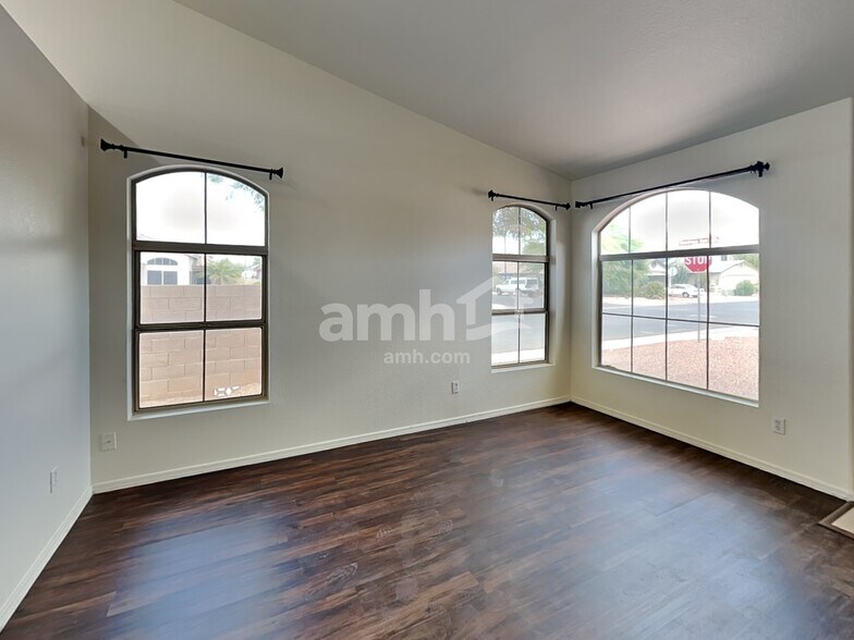 Building Photo - 17136 N Woodrose Ave
