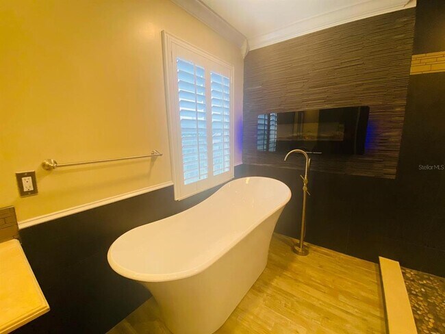 Building Photo - 3838 Regents Way