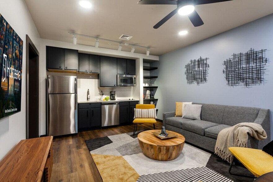 Building Photo - 611 Commerce St