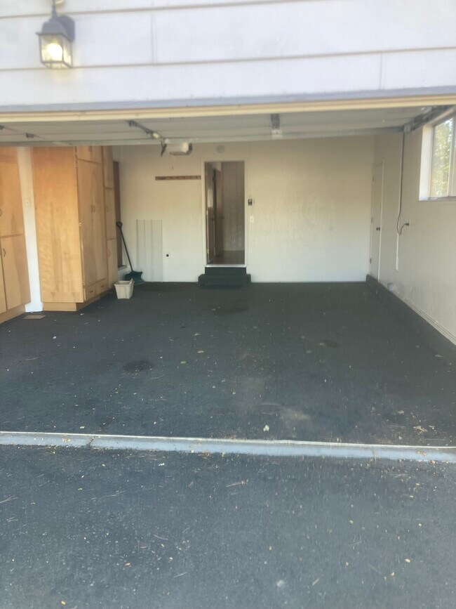 Building Photo - 960 Arrowhead Dr