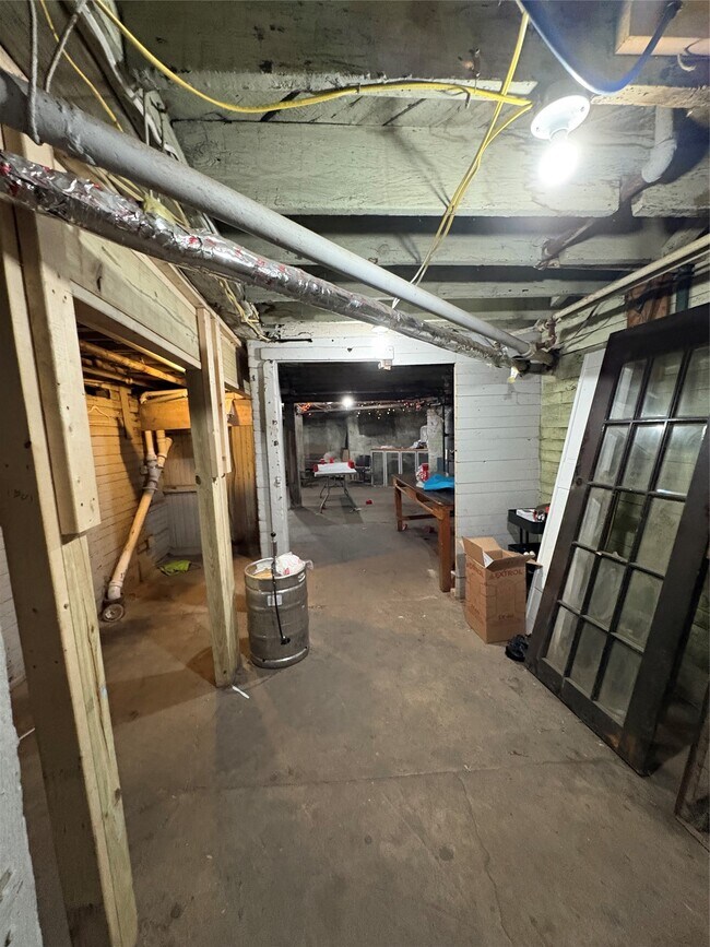 Building Photo - 171 Chapin St