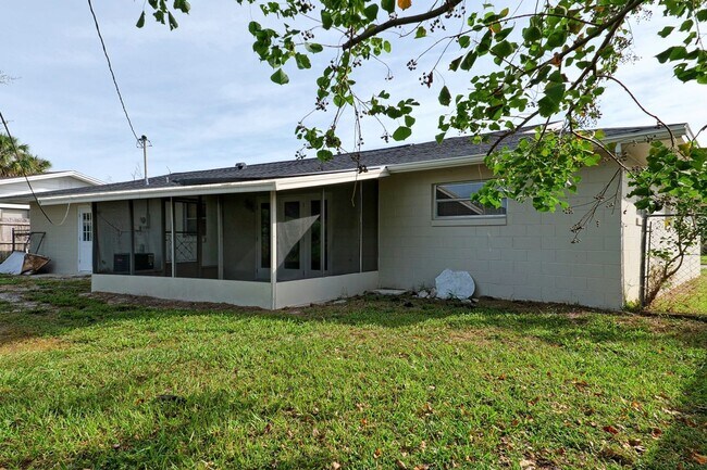 Building Photo - 4 bedroom 2 bath  single-family home in Co...