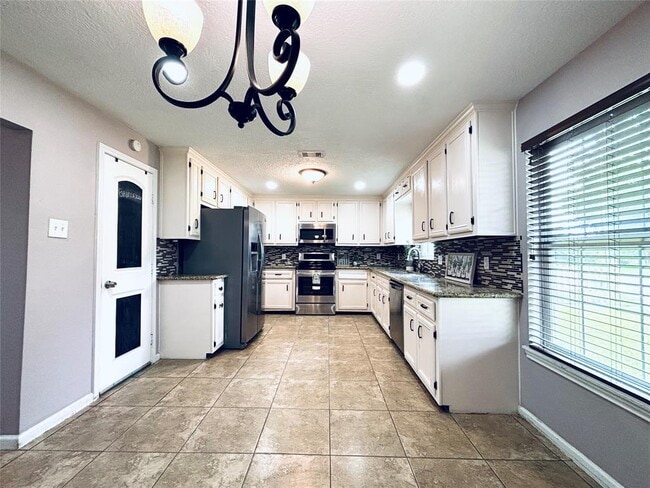 Building Photo - 2413 Kingsdale Dr