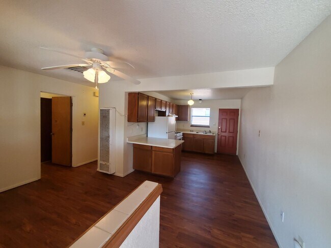 Building Photo - Freshly Updated 2 Bed Apartment