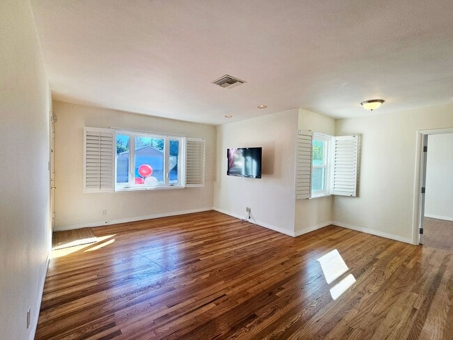 Building Photo - 3 spacious bedrooms and 3 bathrooms in Popular Encino location