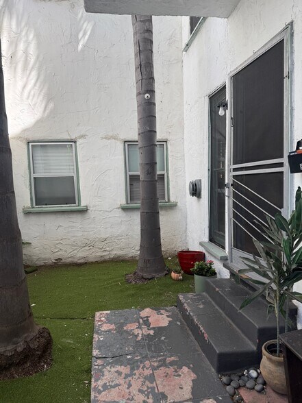 Building Photo - 808 2/5-805 N Poinsettia Pl