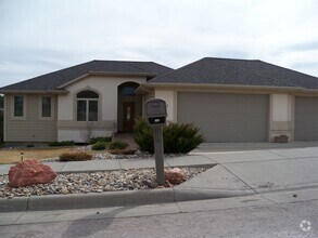 Building Photo - * PENDING APPLICATION * 6 BEDROOMS | 3 BAT...
