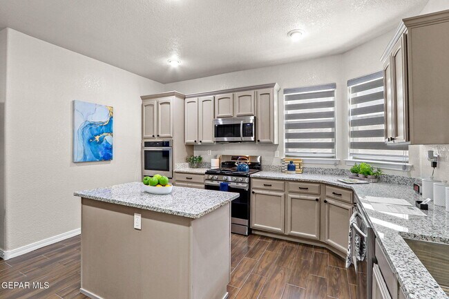 Building Photo - 3121 Tierra Paola Ln