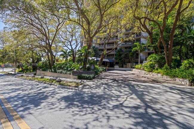 Building Photo - 2901 S Bayshore Dr