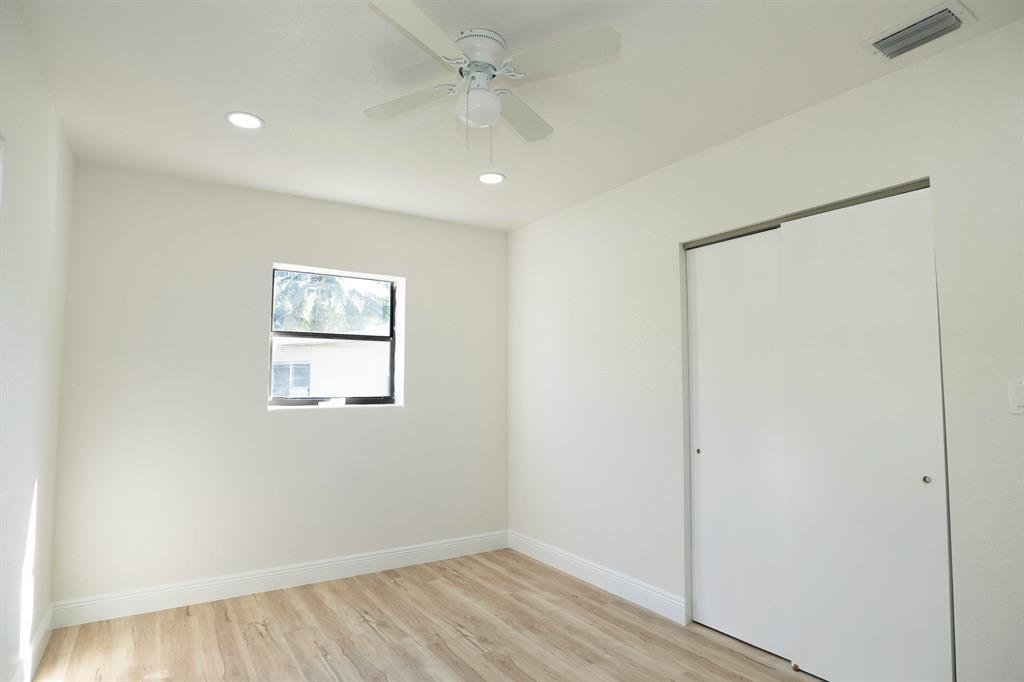 Building Photo - 924 NW 11th Ct