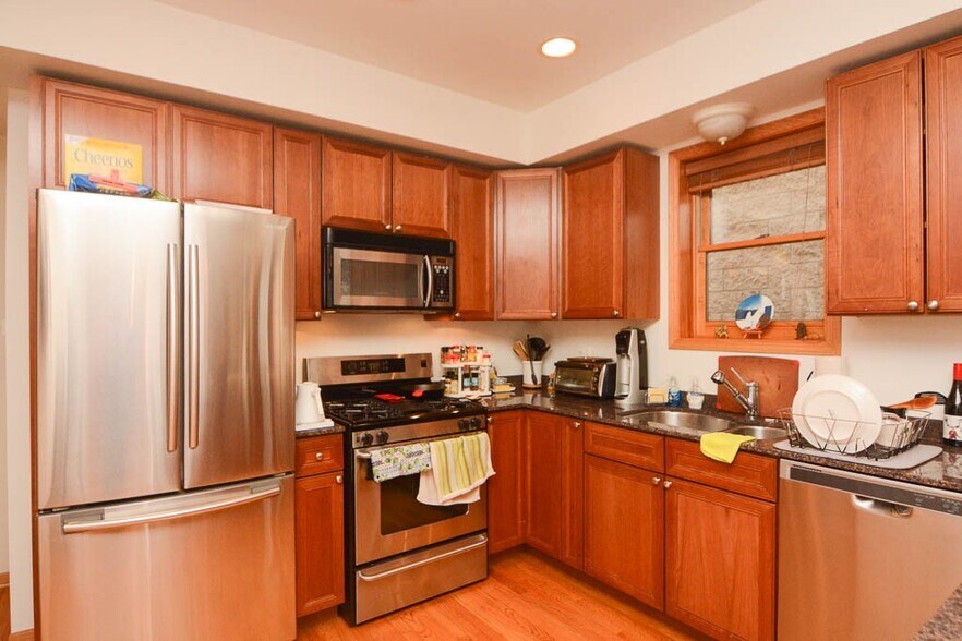 Building Photo - 934 W Leland Ave