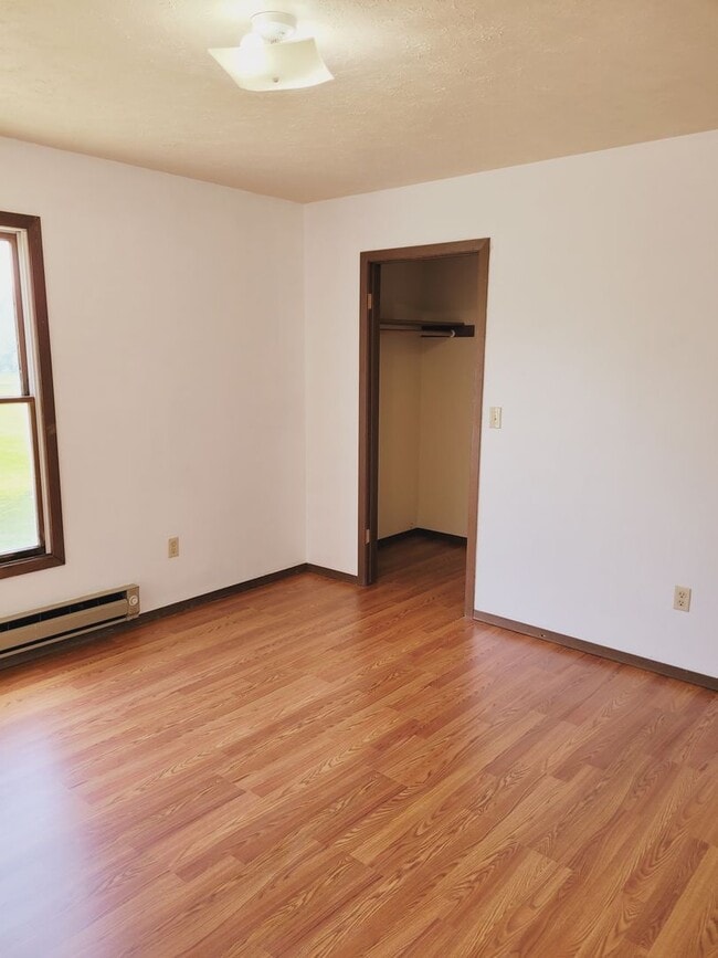 Building Photo - Inviting Home Featuring an Open Concept Floor Plan
