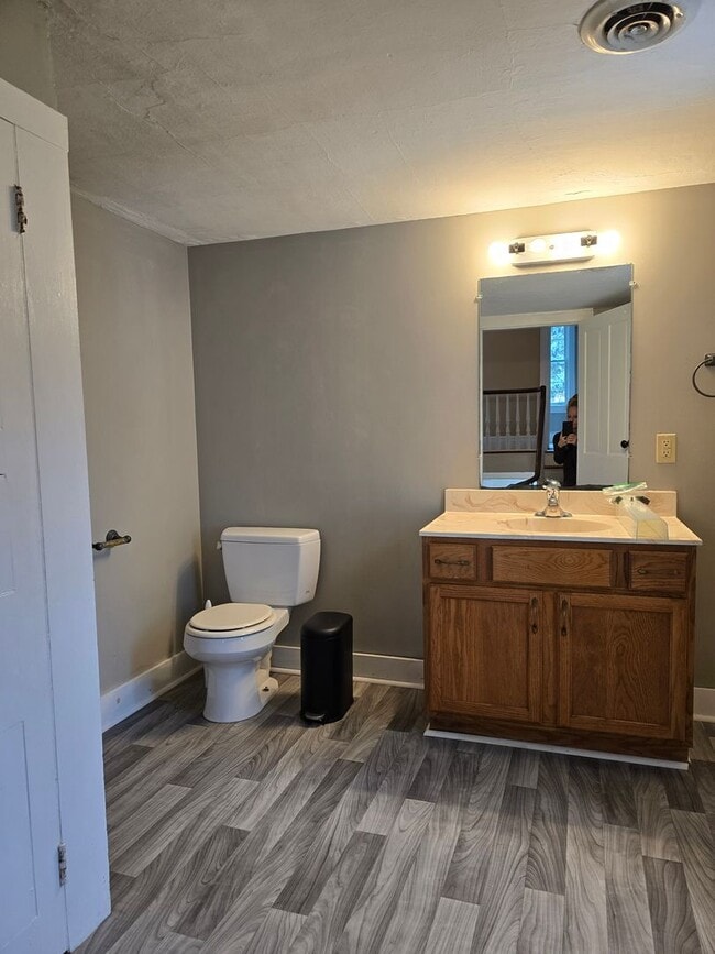 Building Photo - 2 Bedroom Farmhouse in Middletown