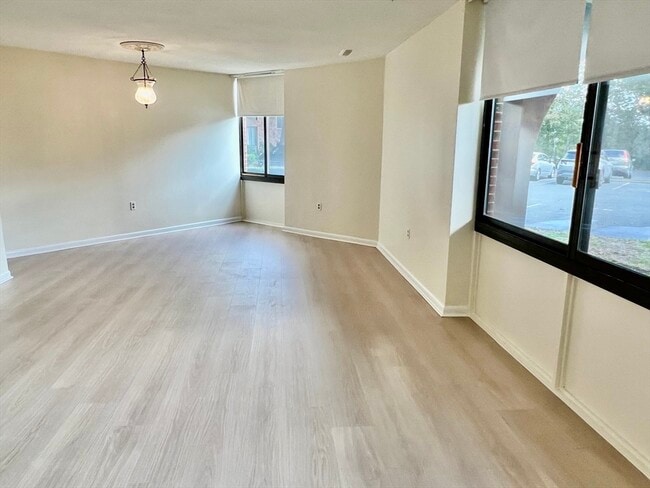 Building Photo - 1002 Paradise Rd