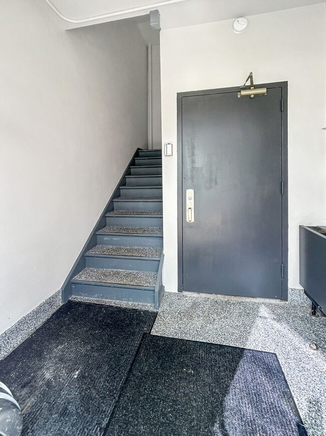 Building Photo - 101 E Lincoln Ave