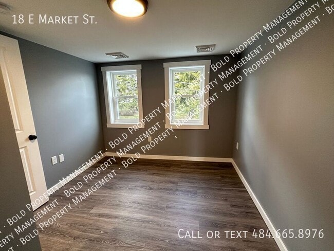 Building Photo - 18 E Market St