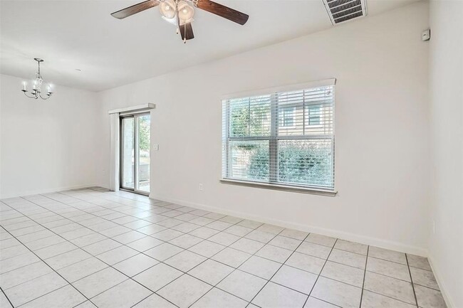 Building Photo - 1620 Bryant Dr