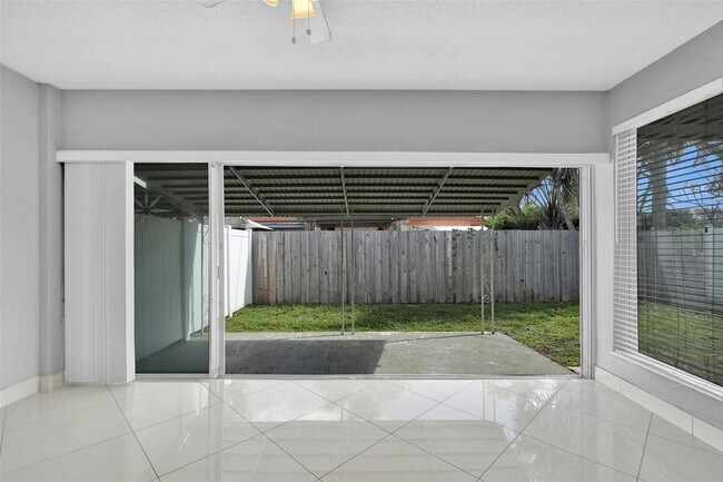 Building Photo - 704 NE 23rd Ave