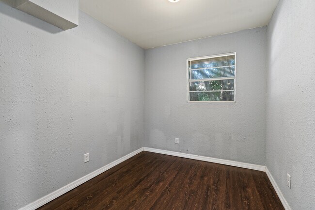 Building Photo - 901 Vine Ave