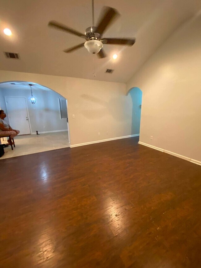 Building Photo - 921 Wrenwood Ln