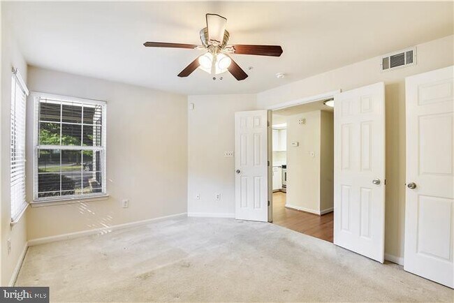 Building Photo - 925 Hillside Lake Terrace