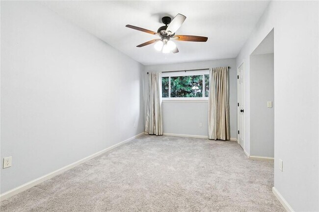 Building Photo - 1433 Poinsettia Dr