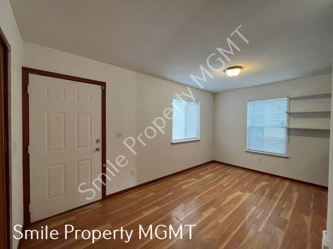 Building Photo - 8421 SE Insley St