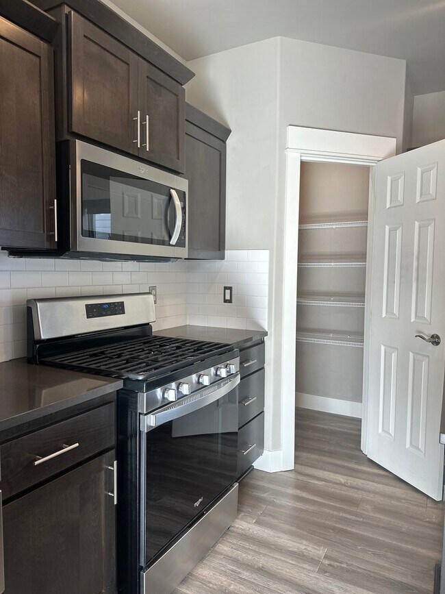 Building Photo - Beautiful Stone Creek Home | Open Layout, RV Parking & Private Pool Access