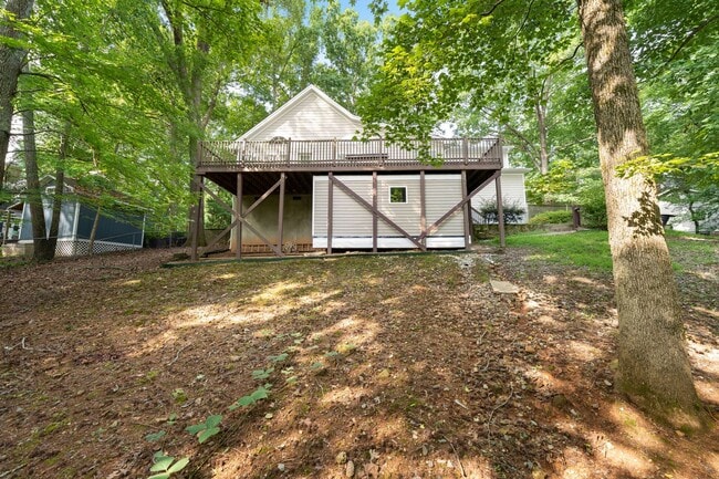 Building Photo - 3 bed, 3.5 bath with expansive deck and fe...