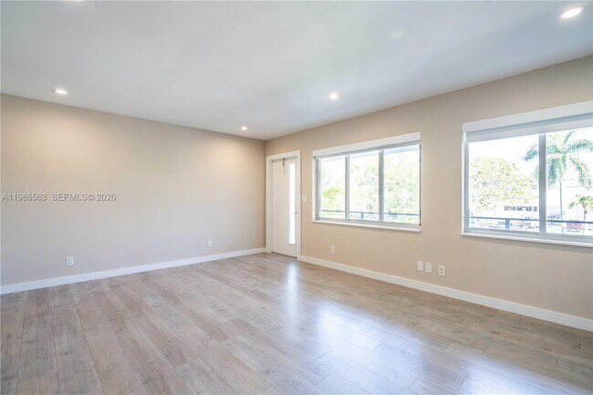 Building Photo - 2400 NE 26th St