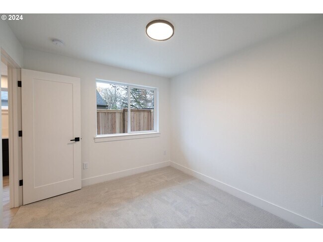 Building Photo - 617 SW Lobelia St