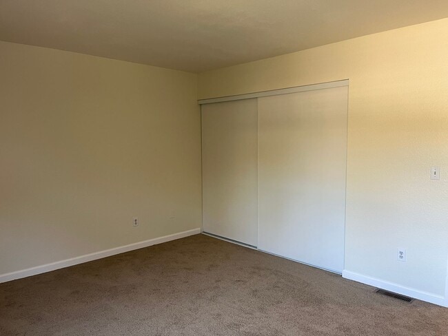 Building Photo - 2 bedroom/1.5 bath townhome with new kitch...