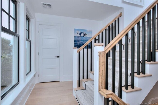 Building Photo - 18 Danbury Ave