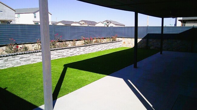 Building Photo - Immaculate Single Level Northeast Home With Refrigerated Air Located In Quiet Neighborhood