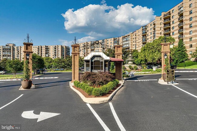 Building Photo - 8350 Greensboro Dr