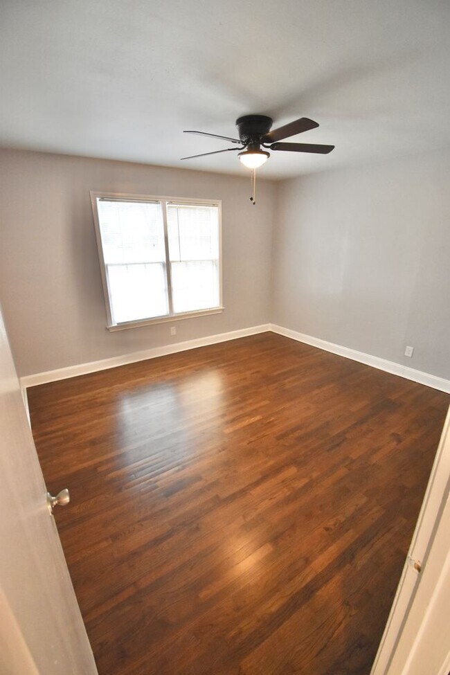 Building Photo - 219 E 6th Ave