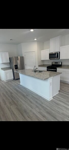 Building Photo - 943 Renova Dr