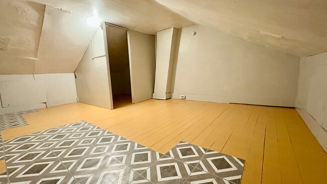 Building Photo - 2 Bedroom 1 Bathroom in York!