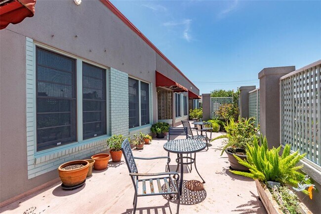 Building Photo - 1413 23rd Street Rear