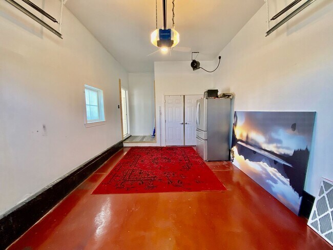 Building Photo - SIENA Place/PACKER PARK CORNER 4 Bedroom/2...