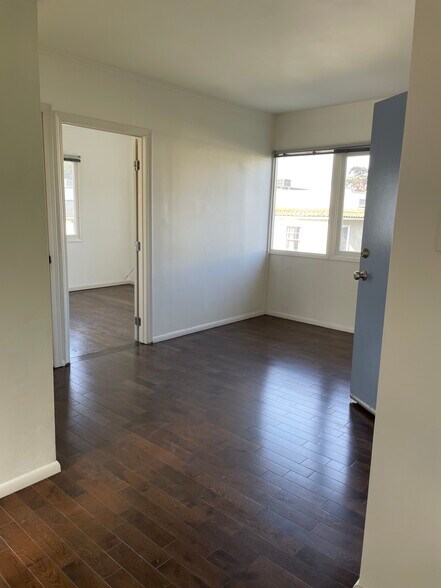 Living area with coat closet - 609 N Mariposa Ave