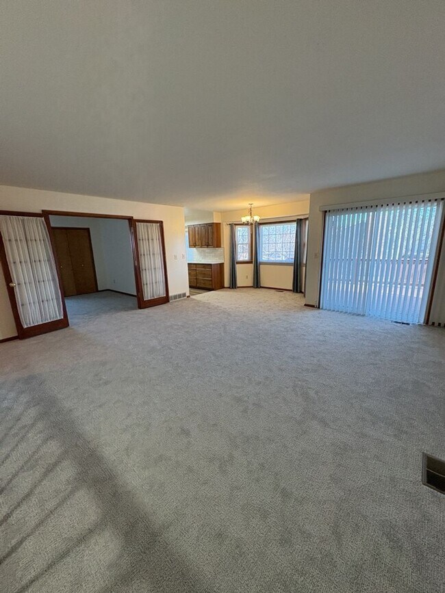 Building Photo - Updated 3BD/2BA with Garden Basement & Low Maintenance Living