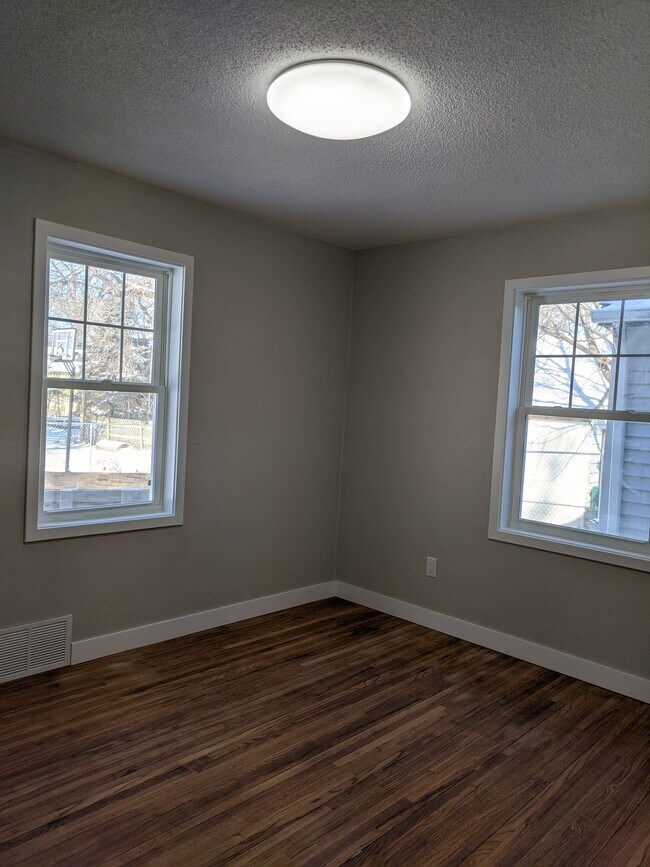 Building Photo - 1213 1st Ave NE