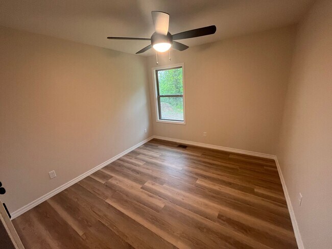 Building Photo - Beautiful, brand-new, 3-bedroom, 2-bath home in Nixa with a 3-car garage.